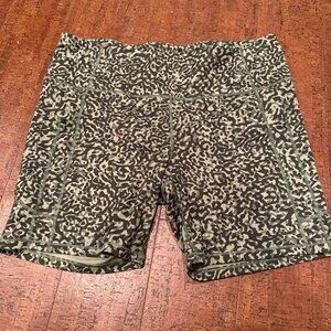 Athleta Women’s Plus 2X Green Clouded Leopard Olive Ultimate Stash II Shorts